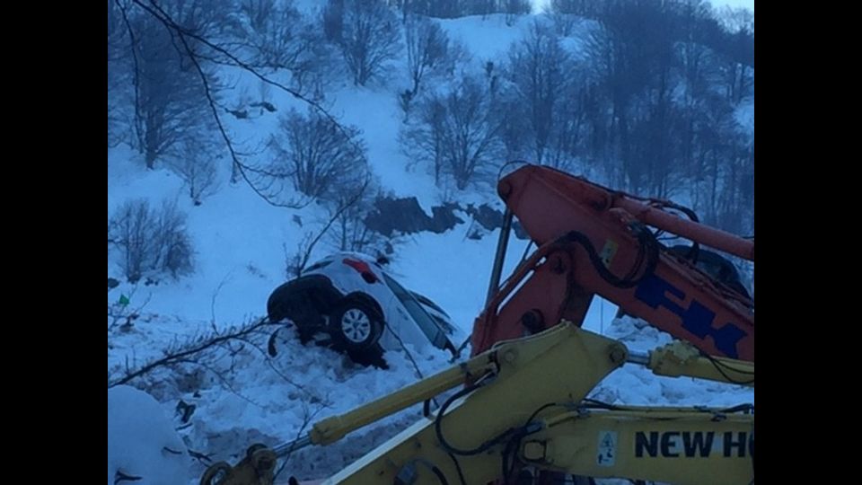 L'auto di uno degli ospiti dell'Hotel Rigopiano travolta dalla valanga (foto di Lorenzo D'Avanzo) &nbsp;