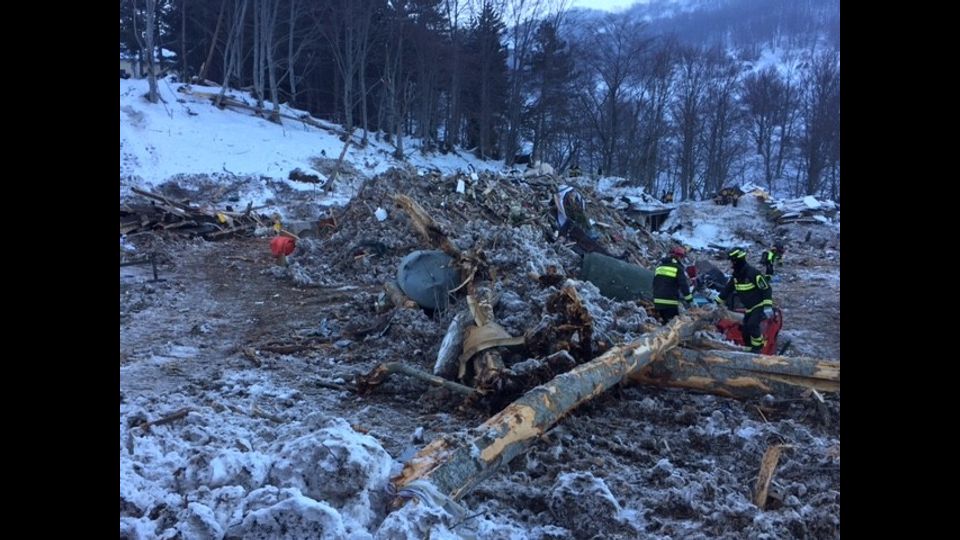 I Vigili del Fuoco si fanno strada tra tronchi, neve e fango (foto di Lorenzo D'Avanzo)