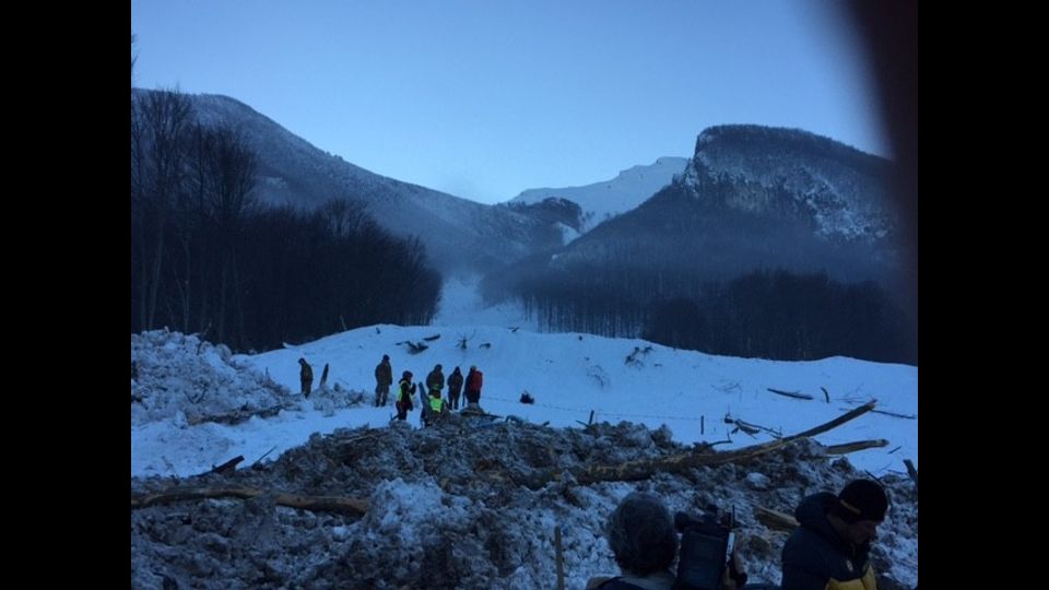 &nbsp;La valanga si &egrave; abbattuta sull'hotel dopo avere scavato una profonda ferita nel bosco (foto di Lorenzo D'Avanzo)