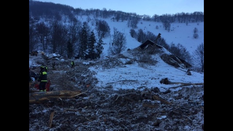 Sotto la massa di detriti e neve &egrave; difficile persino distinguere la sagoma dell'Hotel&nbsp;(foto di Lorenzo D'Avanzo)&nbsp;