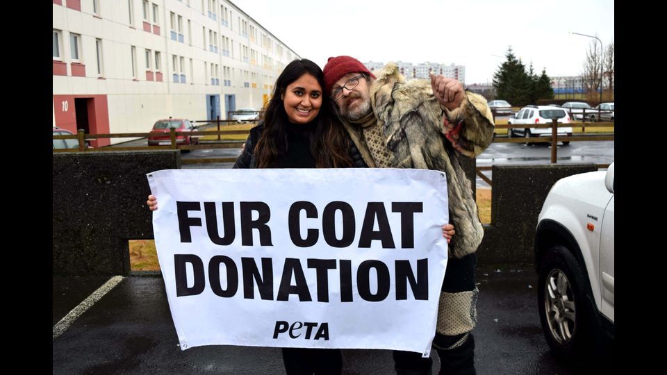 Attraverso il suo programma di donazione pellicce, PETA &ndash; il cui motto recita in parte che &quot;gli animali non sono nostri da indossare&quot; &ndash; distribuisce anche cappotti in campi profughi e li dona ai rifugi per animali da utilizzare come cucce per gli animali rimasti orfani.