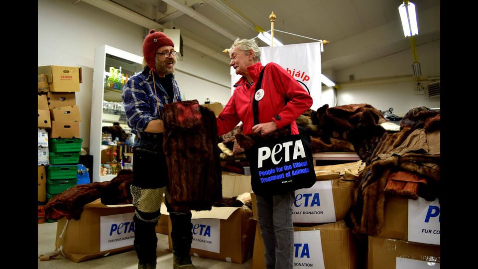 L&rsquo;organizzazione animalista Peta ha distribuito a senzatetto, bambini e famiglie bisognose pellicce per proteggersi dal gelo dell&rsquo;inverno in Islanda.. I cappotti di pelliccia &ndash; donati a PETA da persone che hanno risposto alla chiamata del cuore in merito a indossare qualcosa prodotto con crudelt&agrave; &ndash; aiuteranno circa 200 persone che potrebbero affrontare il freddo senza un riparo