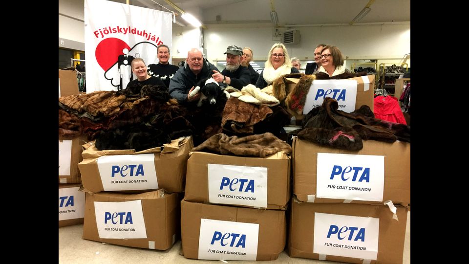 &quot;Peta non pu&ograve; riportare in vita i visoni, i conigli, i cani e i altri animali la cui pelliccia &egrave; stata strappata per qualcosa di cos&igrave; frivolo come un cappotto, ma possiamo dare aiuto alle persone senza fissa dimora che stanno lottando per sopravvivere&quot;, dice il direttore dei programmi internazionale di PETA, Mimi Bekhechi. &quot;PETA chiede a chi indossa le pellicce di pulirsi la coscienza e donare i propri cappotti&quot;