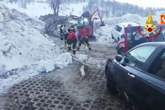 Rigopiano uomini al lavoro tra le macerie&nbsp;