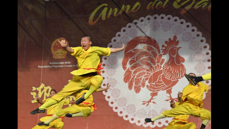 I membri della comunit&agrave; cinese si esibiscono a Roma durante le celebrazioni del nuovo anno lunare che segna l'inizio dell'Anno del Gallo. (Afp)&nbsp;