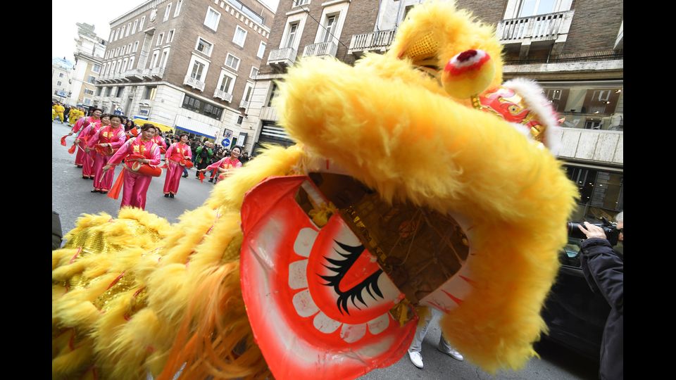 I membri della comunit&agrave; cinese si esibiscono a Roma durante le celebrazioni del nuovo anno lunare che segna l'inizio dell'Anno del Gallo. (Afp) &nbsp;