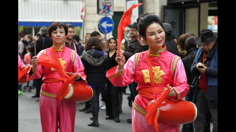 I membri della comunit&agrave; cinese si esibiscono a Roma durante le celebrazioni del nuovo anno lunare che segna l'inizio dell'Anno del Gallo. (Afp) &nbsp;