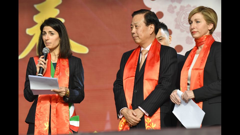 Il sindaco di Roma Virginia Raggi (L) con l'ambasciatore cinese in Italia Li Ruiyu (C) e il sottosegretario italiano al turismo Dorina Bianchi (R), durante le celebrazioni del nuovo anno lunare cinese, che segna l'inizio dell'Anno del Gallo. (Afp)&nbsp;