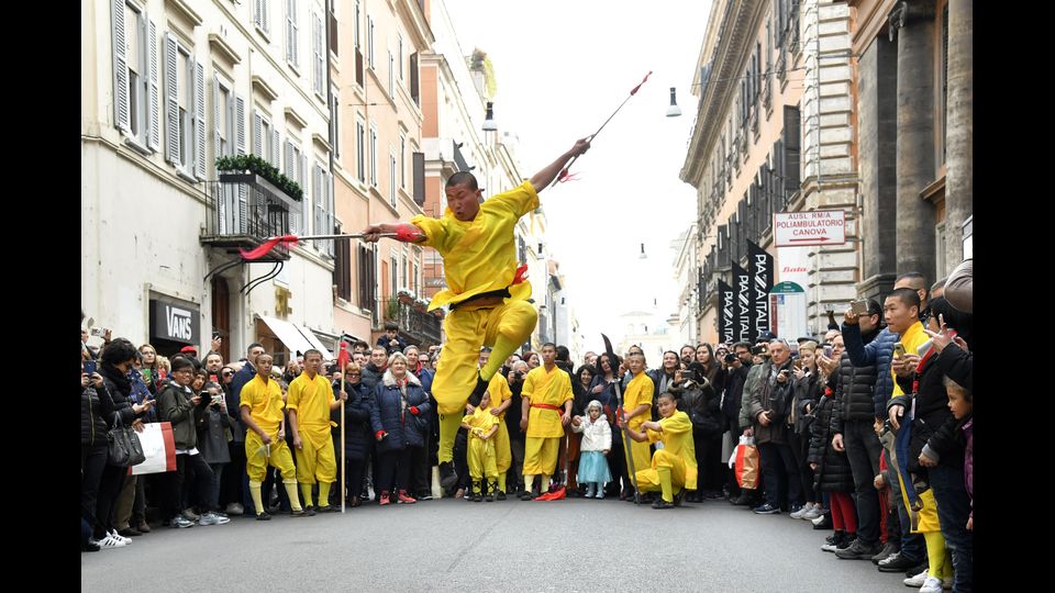 I membri della comunit&agrave; cinese si esibiscono a Roma durante le celebrazioni del nuovo anno lunare che segna l'inizio dell'Anno del Gallo. (Afp) &nbsp;