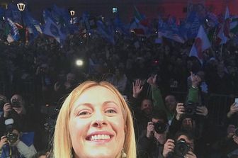 &nbsp;Giorgia Meloni manifestazione Fratelli d'Italia selfie sulla piazza