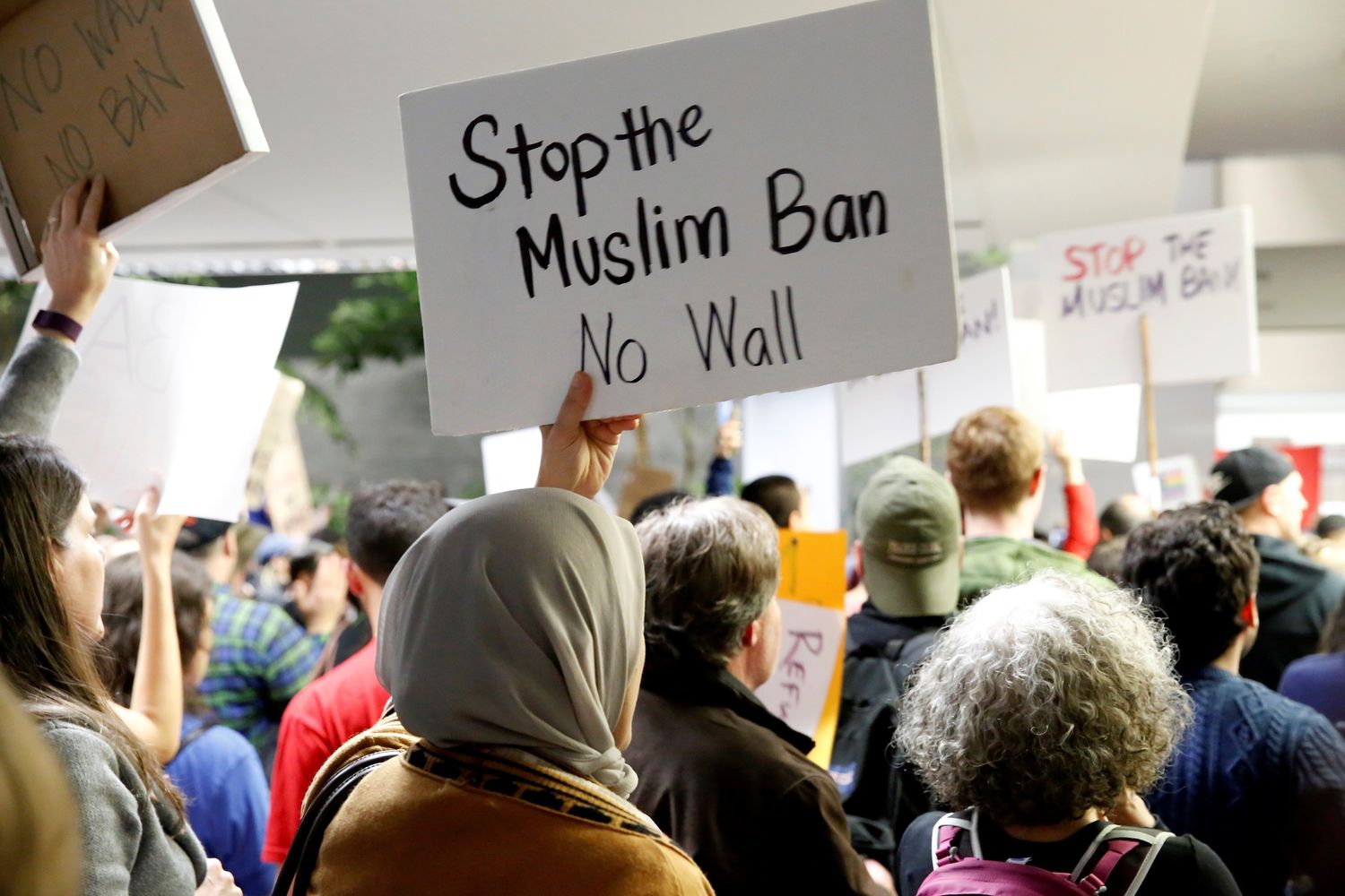 Proteste contro il bando di Trump all'aeroporto di San Francisco