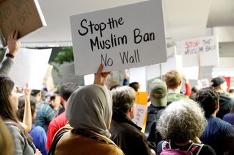 Proteste contro il bando di Trump all'aeroporto di San Francisco