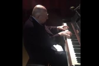 Il talento nascosto di Confalonieri al pianoforte