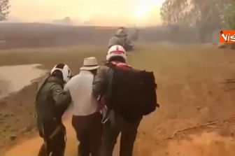 Incendi in Cile, persone salvate da elicotteri