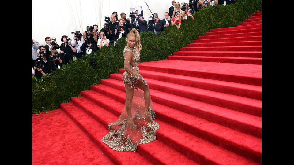 La regina del pop Beyonc&eacute; &egrave; di nuovo in dolce attesa. Su Instagram ha annunciato di aspettare due gemelli da marito Jay Z. &quot;Vorremmo condividere il nostro amore e la nostra felicit&agrave;&quot;, ha scritto la 34enne cantante texana. &quot;Siamo stati benedetti due volte - ha osservato - siamo incredibilmente grati per il fatto che la nostra famiglia aumenter&agrave; di due e vi ringraziamo per gli auguri&quot;. La coppia ha gi&agrave; una figlia, Blue Ivy, nata nel 2012.