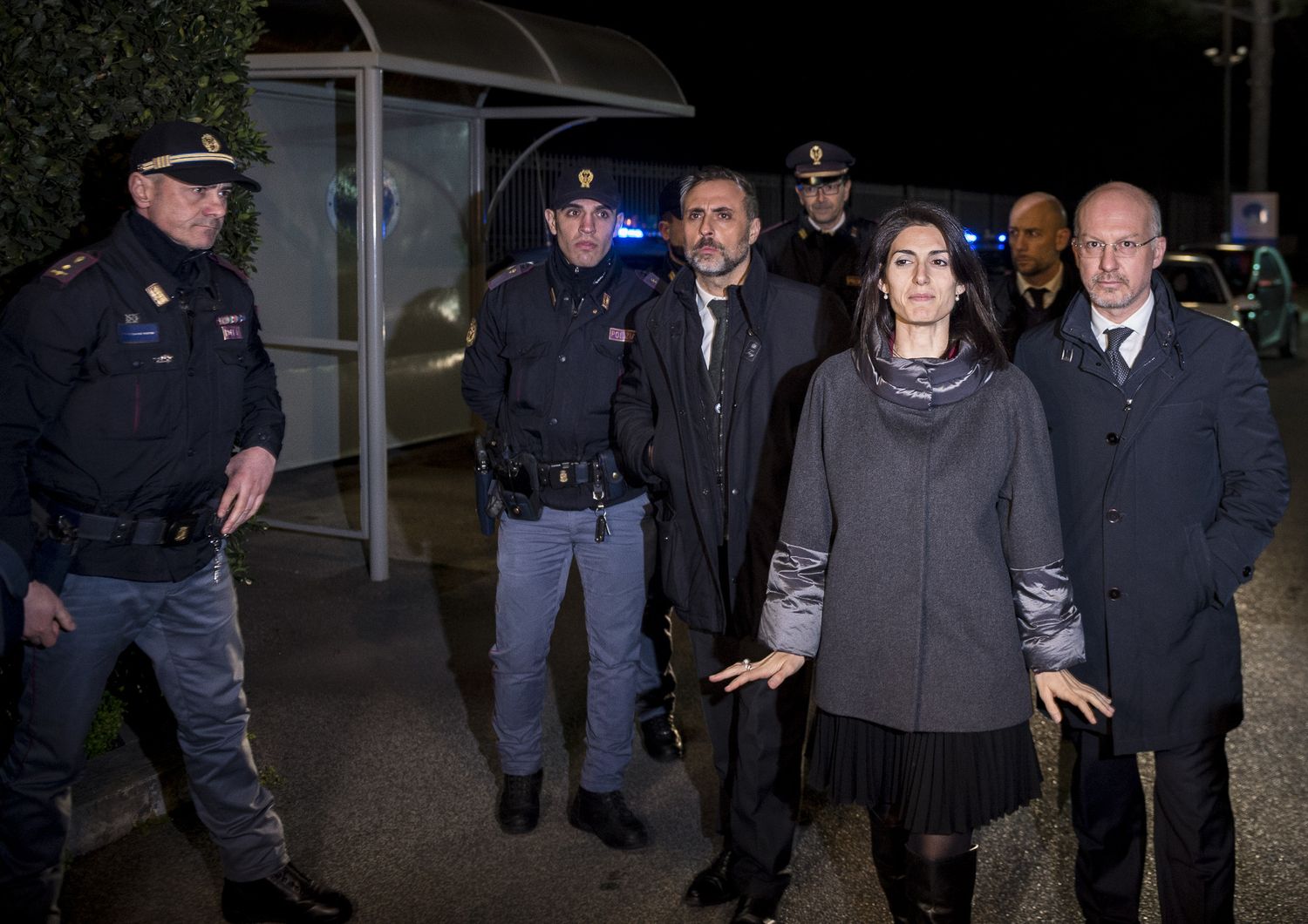 &nbsp;Virginia Raggi rilascia una dichiarazione alla stampa fuori la direzione centrale anticrimine della polizia di stato in Via tuscolana dopo l'interrogatorio in merito all' accusa di truffa e falso in relazione alla nonima di Marra (Agf)