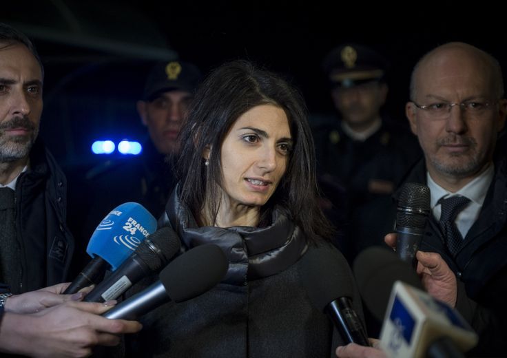 &nbsp;Virginia Raggi rilascia una dichiarazione alla stampa fuori la direzione centrale anticrimine della polizia di stato in Via tuscolana dopo l'interrogatorio in merito all' accusa di truffa e falso in relazione alla nonima di Marra (Agf)