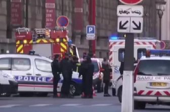 &nbsp;Louvre, attentatore portato via dai vigili del fuoco
