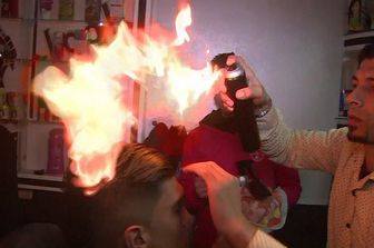 &nbsp;Gaza barbiere asciuga capelli con fuoco