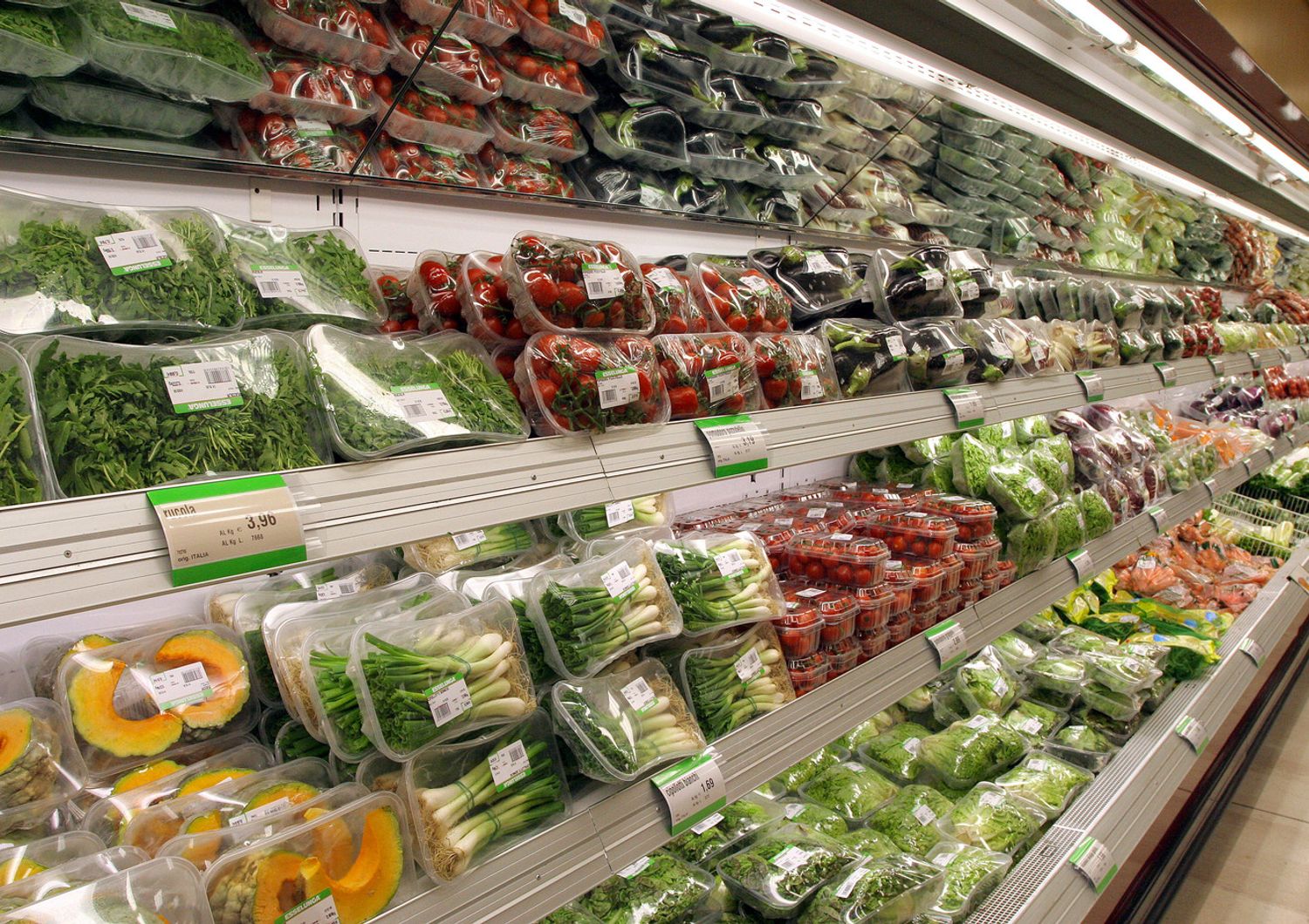 Supermercato, aumento prezzi di ortaggi e verdure (Afp)