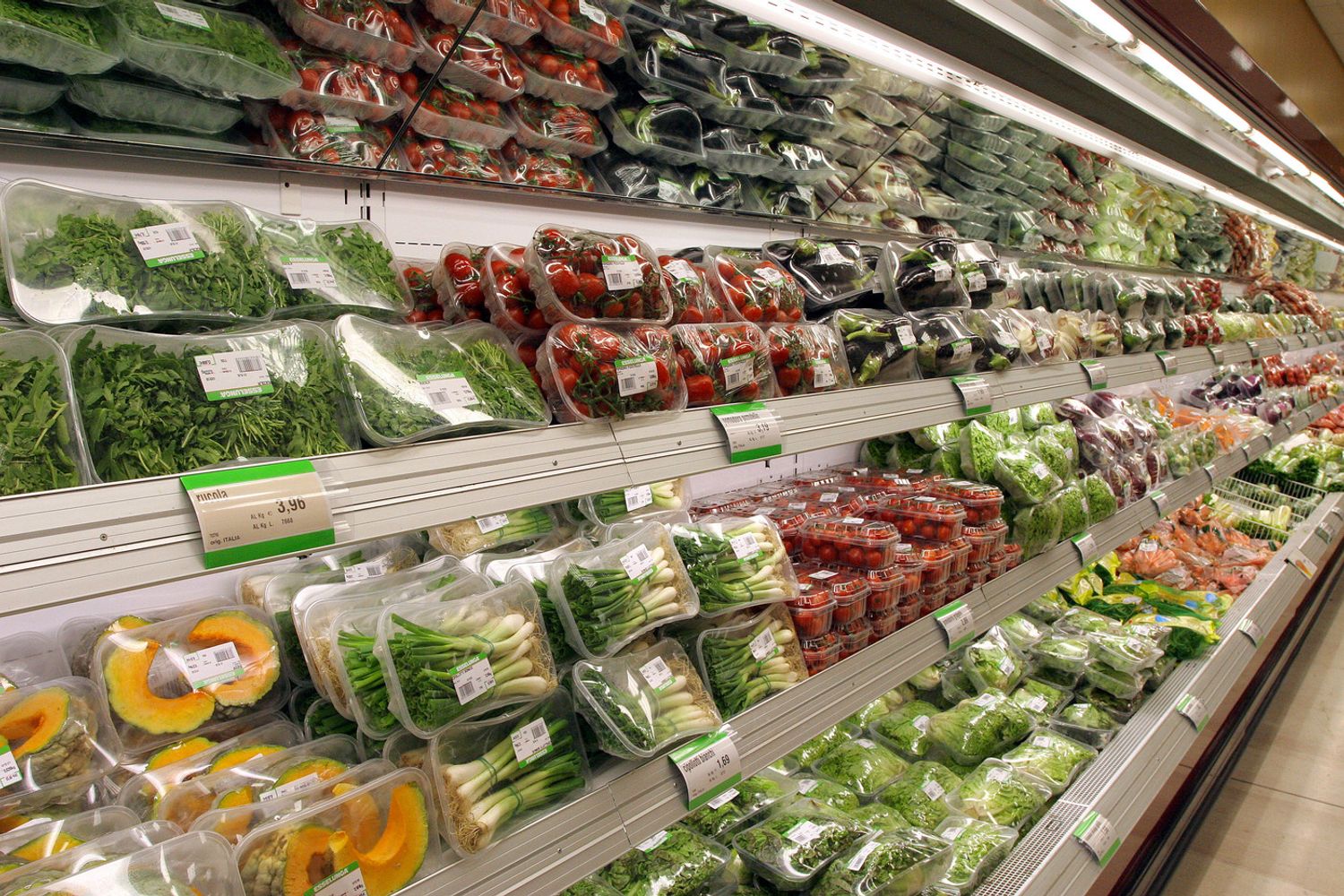 Supermercato, aumento prezzi di ortaggi e verdure (Afp)