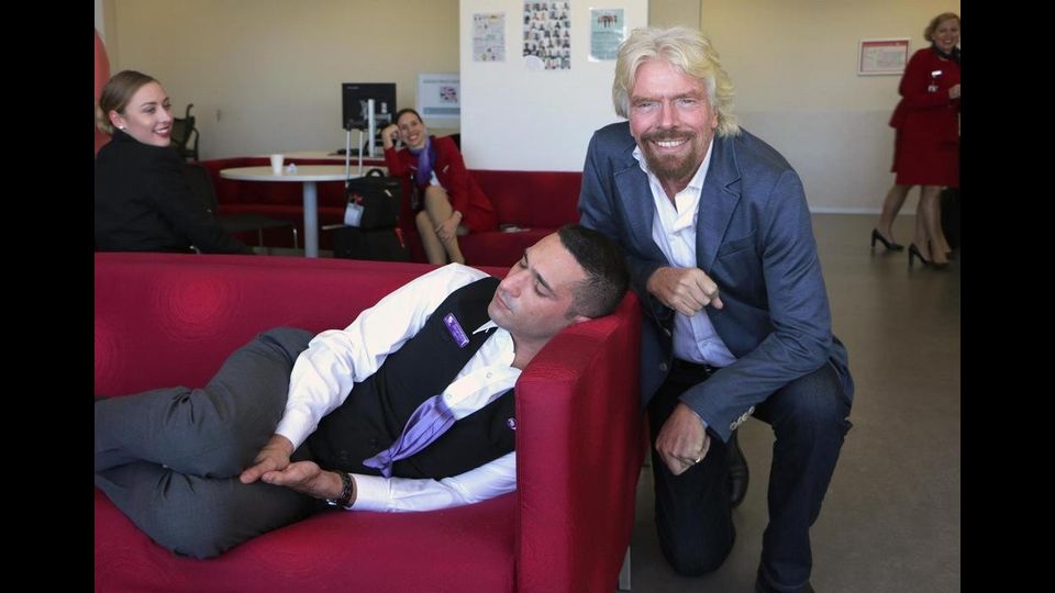 Richard Branson, fondatore del gruppo Virgin, ha visitato gli uffici Virgin Australia e ha trovato un dipendente addormentato su un divano. L'ha buttata sullo 'scherzo', almeno a giudicare dalle risate sua e delle hostess alle sue spalle. La foto gira su Linkedin con un commento attribuito a Branson: &quot;Wow, ha avuto uno shock quando l'ho svegliato. Deve aver pensato che stava sognando, perch&eacute; &egrave; tornato a dormire!&quot;