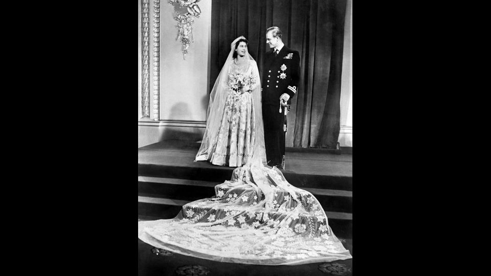 La principessa Elisabetta d'Inghilterra e il duca di Edimburgo nel loro giorno delle nozze, il 20 novembre 1947 a Buckingham Palace (afp)&nbsp;