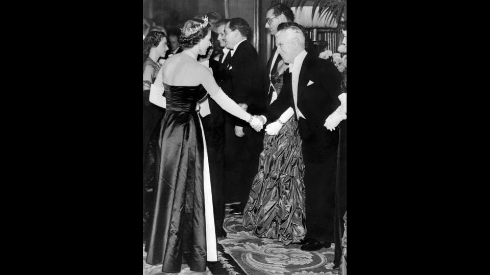 Charlie Chaplin stringe la mano alla regina Elisabetta II, il 27 ottobre 1952 (afp)&nbsp;