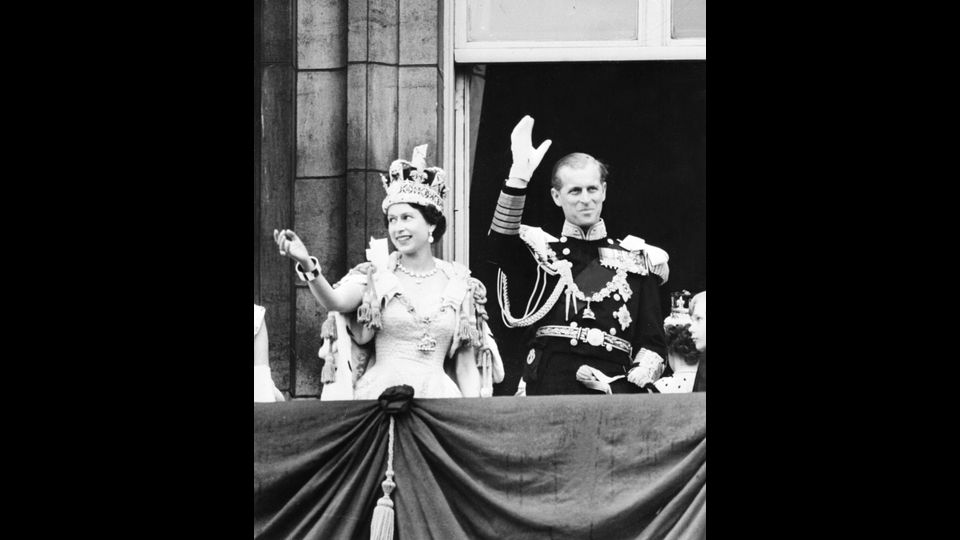 La regina Elisabetta II insieme al principe Filippo, il 2 giugno 1953 dopo la solenne incoronazione all'Abbazia di Westminter (afp)