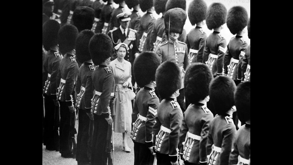 &nbsp;La regina Elisabetta II saluta le truppe al suo rientro a Londra dopo il lungo viaggio di sei mesi in giro per il mondo, 15 maggio 1954 (foto Afp)