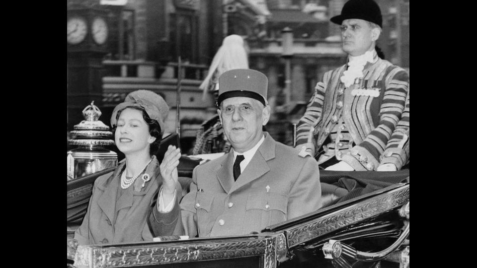 &nbsp;Il presidente francese Charles de Gaulle e la regina Elisabetta II arrivano in carrozza a Buckingham Palace, 5 aprile 1960 (foto Afp)