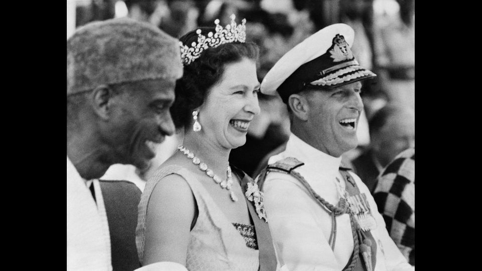 &nbsp;La regina Elisabetta II ed il Principe Filippo ridono guardando uno spettacolo durante la loro visita in Sierra Leone, 4 dicembre 1961 (foto Afp)