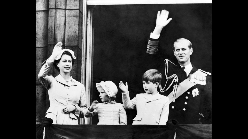 &nbsp;La Regina Elisabetta con la principessa Anna e il principe Carlo e Filippo, 16 maggio 1954 (afp)