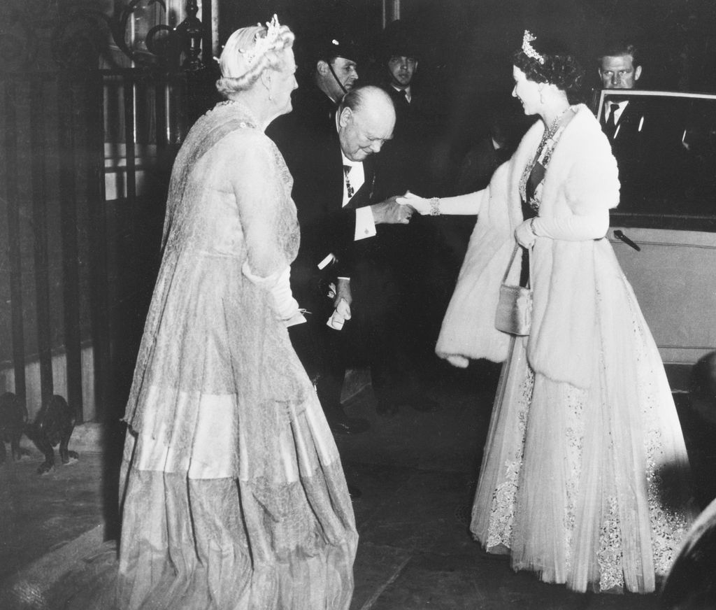 Il primo ministro britannico Winston Churchill insieme alla Regina Elisabetta II, 1955 (Foto Afp)