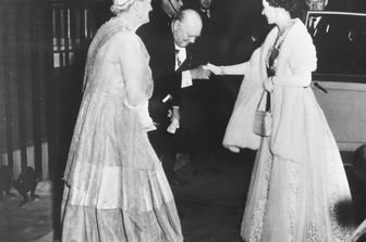 Il primo ministro britannico Winston Churchill insieme alla Regina Elisabetta II, 1955 (Foto Afp)