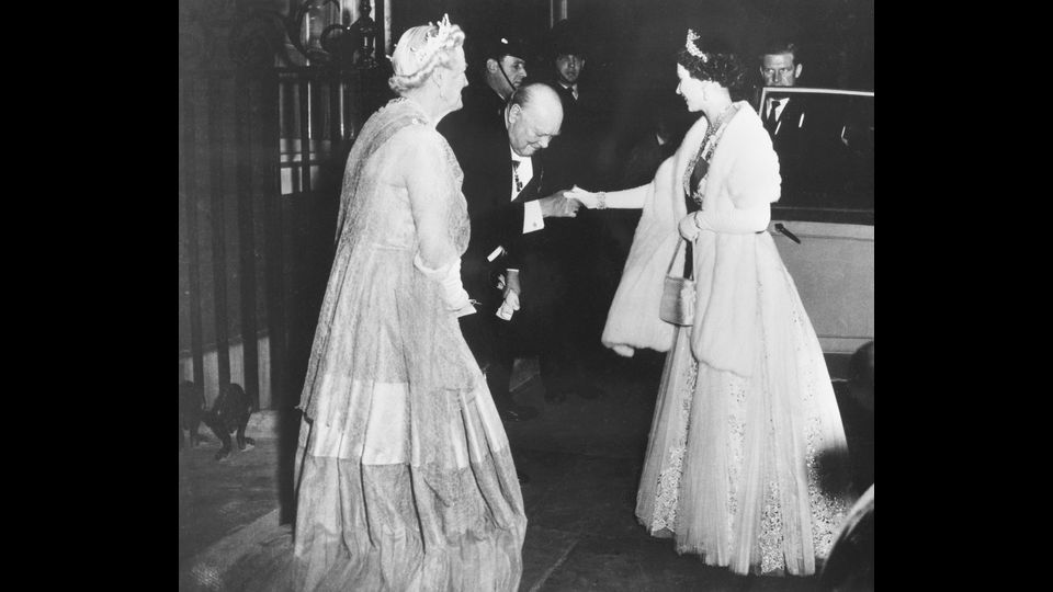 Il primo ministro britannico Winston Churchill insieme alla Regina Elisabetta II, 1955 (Foto Afp)