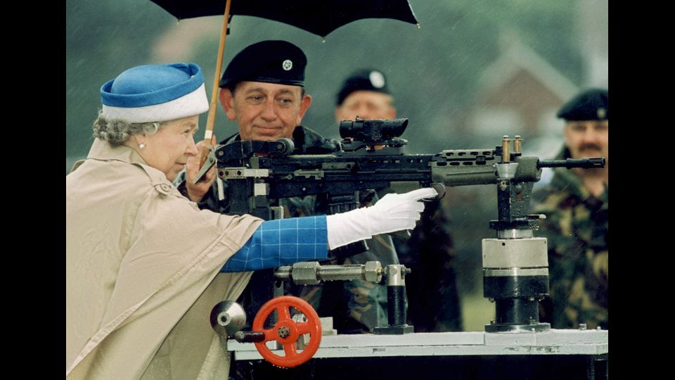 &nbsp;La regina Elisabetta II prova a sparare sotto la supervisione del tenente colonnello George Harvey, nel corso della riunione della Army Rifle Association, 9 Luglio 1993 (foto Afp)