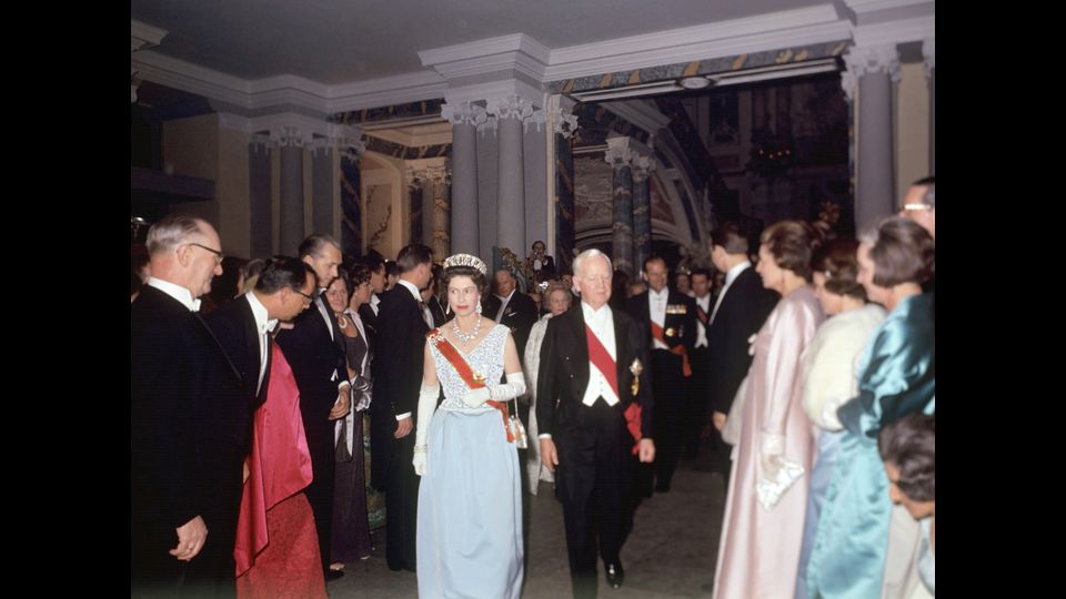 &nbsp;La Regina Elisabetta II e il presidente federale Heinrich Luebke al ricevimento al castello di Augustusburg a Br&uuml;hl, in occasione della sua visita a Bonn, 18 Maggio 1965 (foto Afp)