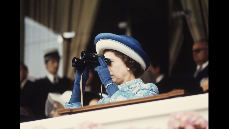 &nbsp;In occasione del suo viaggio in Francia la regina Elisabetta II assite ad un concorso ippico all'Ippodromo di Longchamp, 15 maggio 1972 (foto Afp)&nbsp;