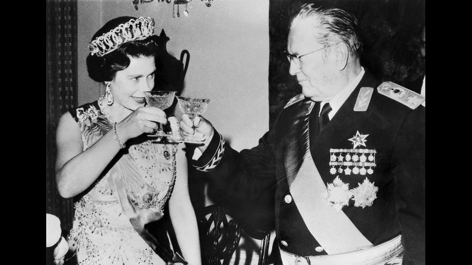 &nbsp;Il brindisi tra Elisabetta II e Marshall Josip Broz Tito durante la visita ufficiale della regina in Jugoslavia, 21 ottobre 1972 (foto Afp)