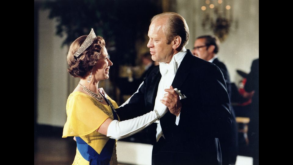 &nbsp;La regina Elisabetta II ed il presidente Ford danzano durante la cena di stato in onore della visita regina e del principe Filippo alla Casa Bianca a Washington, 17 luglio 1976 (foto Afp)