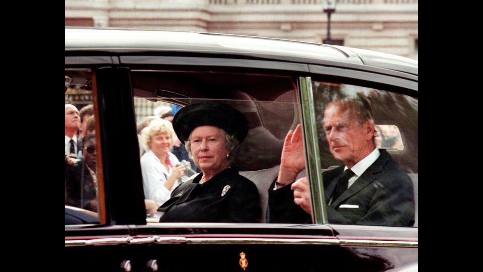 &nbsp;La regina Elisabetta II e suo marito il Duca di Edimburgo arrivano a Buckingham Palace per partecipare al funerale di Lady Diana, 5 settembre 1997 (foto Afp)