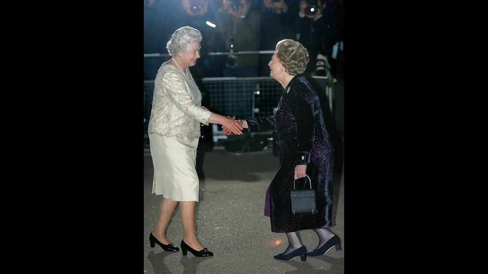 &nbsp;La Regina Elisabetta II arriva alla festa dell'80mo compleanno dell'ex primo ministro britannico Margaret Thatcher, 13 ottobre 2005 (foto Afp)