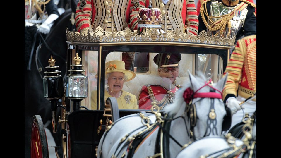 &nbsp;La regina Elisabetta II e il Principe Filippo, Duca di Edimburgo in carrozza durante la processione a Buckingham Palace dopo le nozze del principe William con Kate Middleton Duchessa di Cambridge, 29 aprile 2011 (foto Afp)