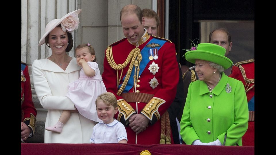 &nbsp;La regina Elisabetta II con i nipotini George e Charlotte e tutta la famiglia reale, si affaccia al balcone di Buckingham Palace per assistere al volo degli aerei della Royal Air Force, organizzato per festeggiare il suo novantesimo compleanno, 11 giugno 2016 (foto Afp)