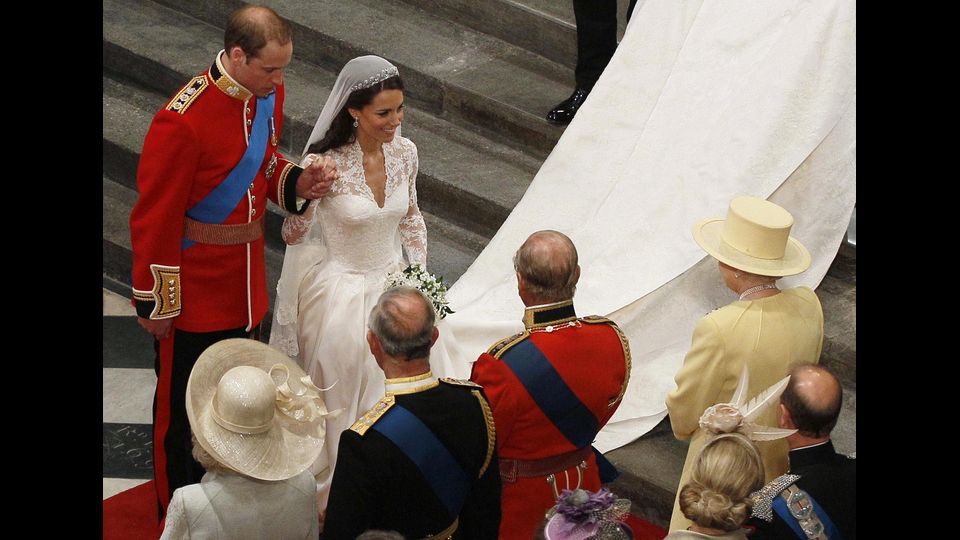 &nbsp;La Regina Elisabetta saluta William e Kate dopo la celebrazione del loro matrimonio, 29 aprile 2011 (foto Afp)
