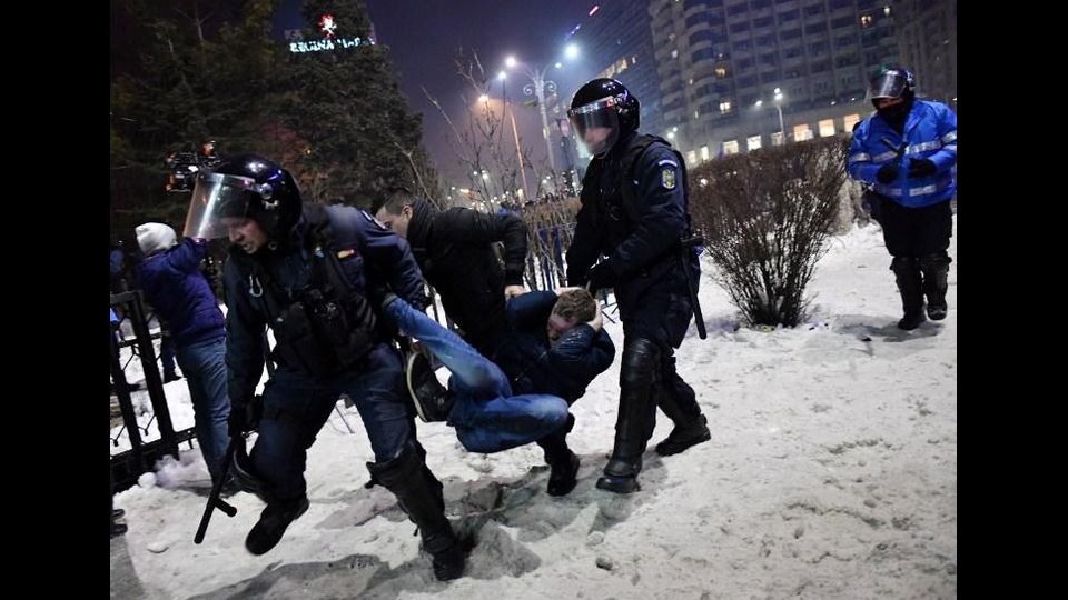 &nbsp;Bucarest, Cluj, Timisoara. &Egrave; il primo giorno di febbraio e in Romania sono scese in strada oltre 200mila persone. Urlano contro la corruzione. Urlano contro la prepotenza del potere. Le loro voci marciano unite, passo dopo passo, scricchiolando sulla neve. &Egrave; scesa di notte, silenziosa. Davanti alla sede del governo, nella Capitale, ha formato un tappeto bianco, immacolato. La sentono anche gli agenti mentre provano ad arginare ci&ograve; che &egrave; gi&agrave; straripato. Alcuni sollevano, di peso, un ragazzo. Sembra quasi che ballino mentre tra le mani trattengono piedi e manganelli. Una folla cos&igrave; grande non la si vedeva dal 1989. Allora, insieme al muro di Berlino, crollavano le certezze di un popolo che Emil Cioran definiva &ldquo;il pi&ugrave; fatalista del mondo&rdquo;. Ma in quel primo giorno di febbraio, in quelle strade di Iasi, Craiova e Galati, tra la neve e il freddo, fuori dalle stanze del potere, di quel fatalismo non c&rsquo;&egrave; traccia. C&rsquo;&egrave; solo voglia di urlare. Urlare che la corruzione non si pu&ograve; cancellare con una &ldquo;grazia&rdquo; sussurrata di nascosto o con una firma su uno squallido decreto.