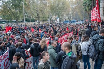 &quot;Il futuro &egrave; un disastro&quot;, gli studenti a Michele: &quot;Hai sbagliato a suicidarti, siamo incazzati come te&quot;