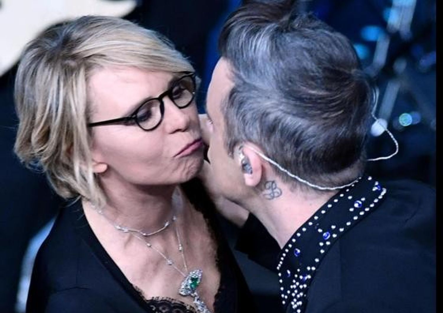 Maria &nbsp;De Filippi Williams bacio Sanremo (foto twitter Rainews)
