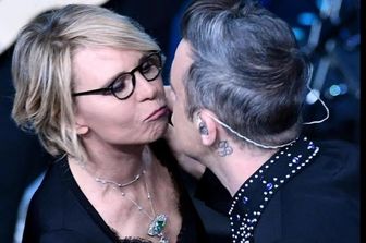 Maria &nbsp;De Filippi Williams bacio Sanremo (foto twitter Rainews)